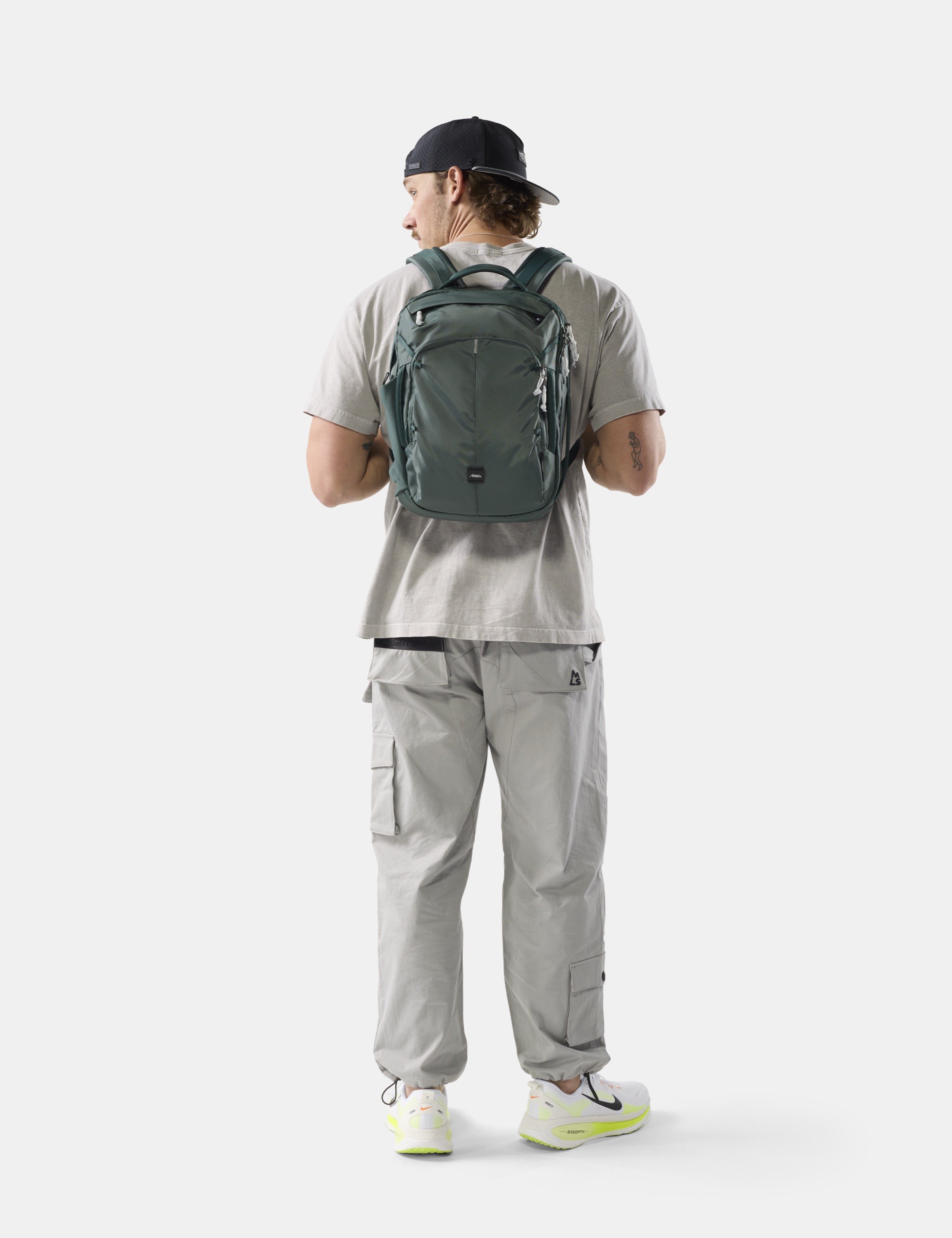 Rucksack, grüner Rucksack, Taktischer Rucksack, Cargohose, Sneaker
