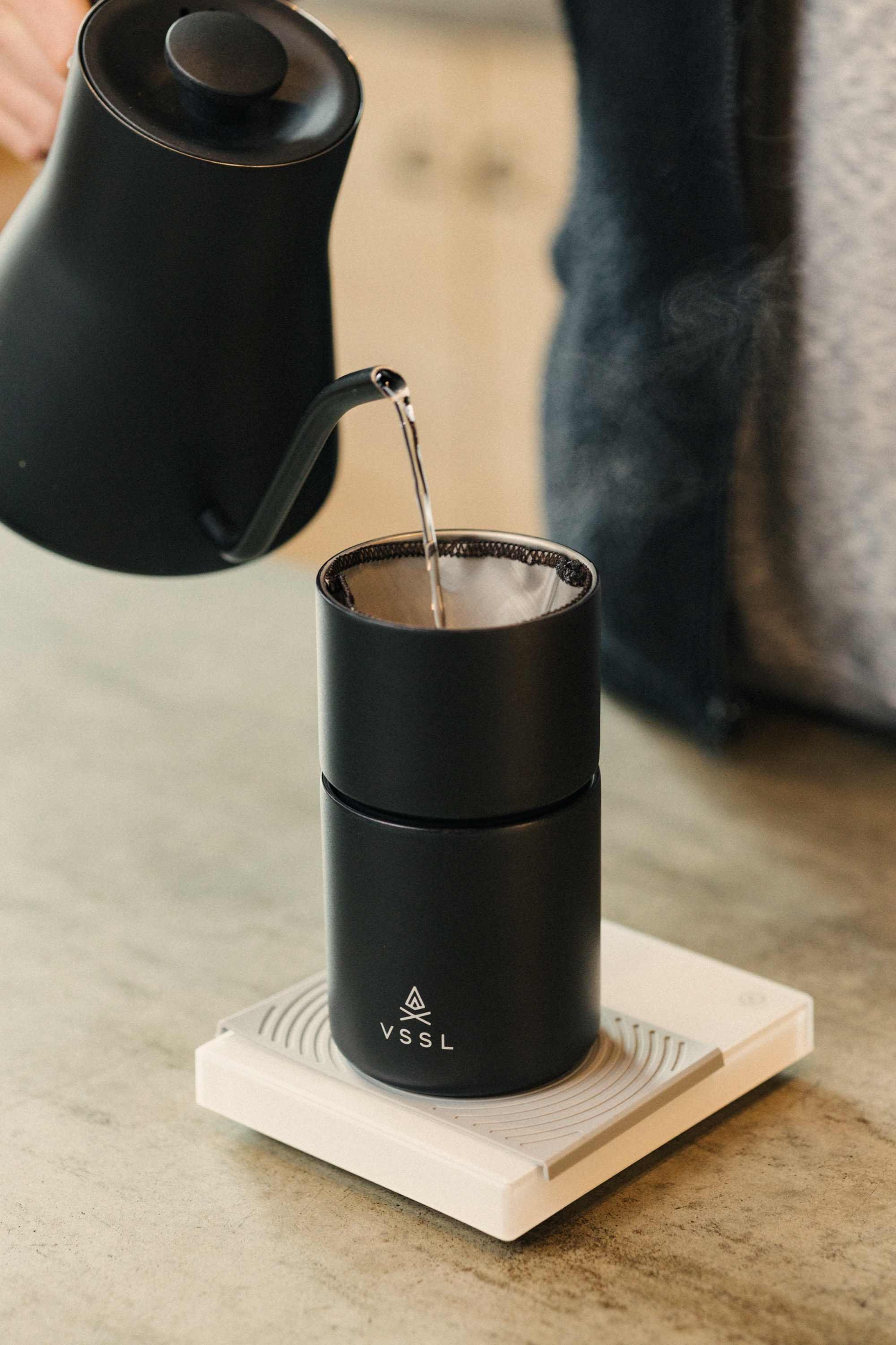 Kaffeebecher, Kaffeefilter, Edelstahl, schwarz, isoliert