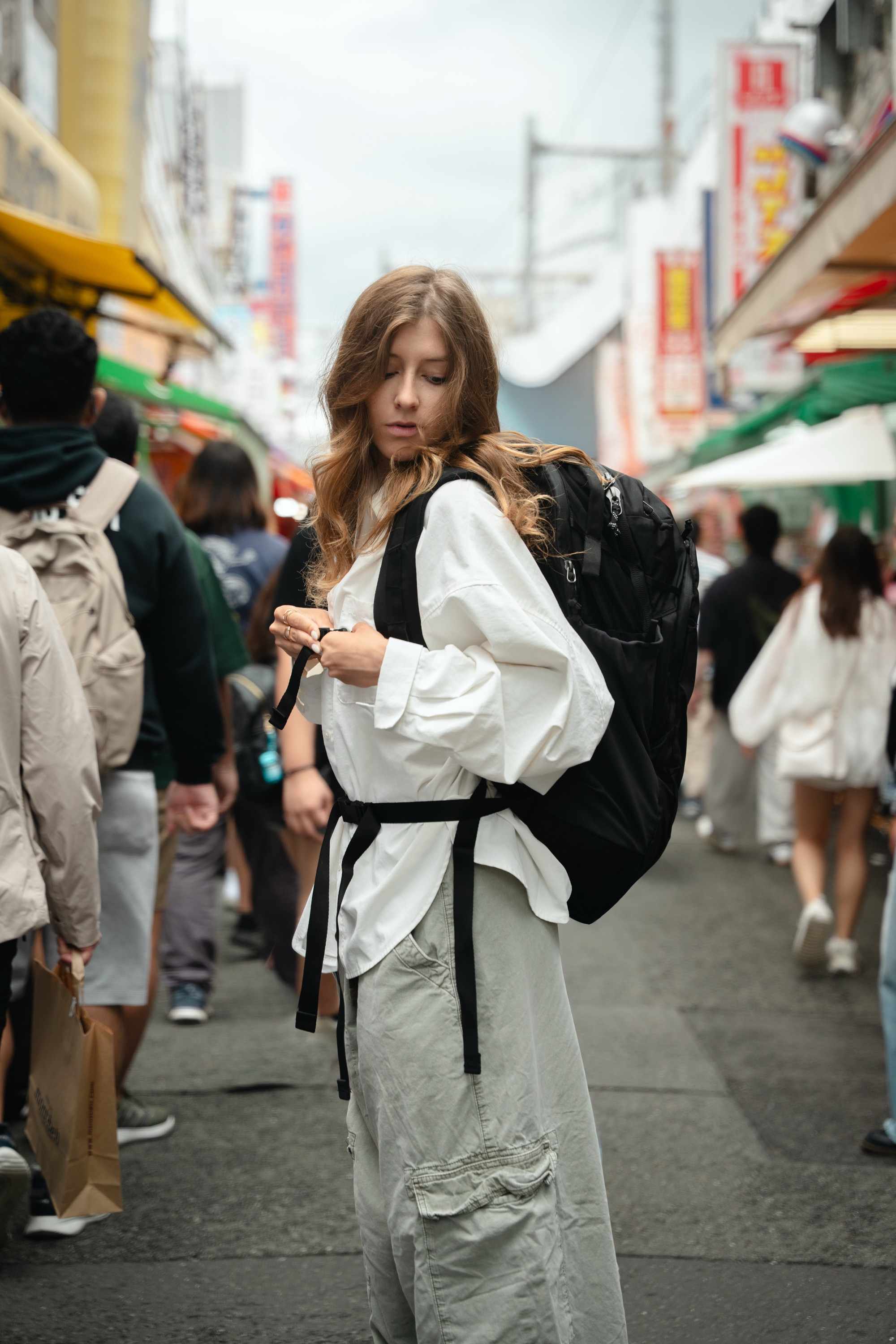 Rucksack, Rucksack, Weiße Bluse, Hose, Städtischer Streetwear-Look