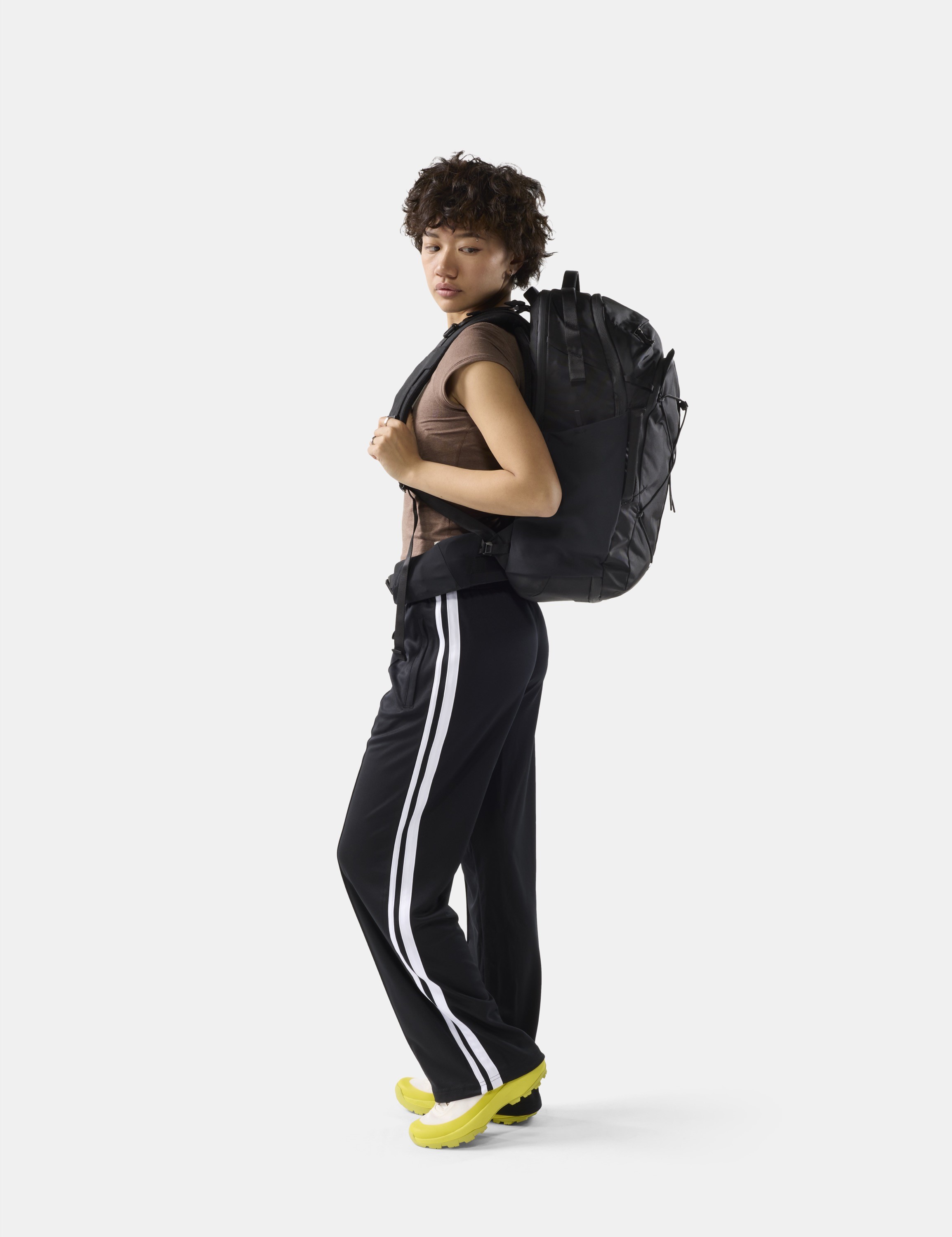 Rucksack, schwarzer Rucksack, Sportbekleidung, Trainingshose, gelbe Schuhe