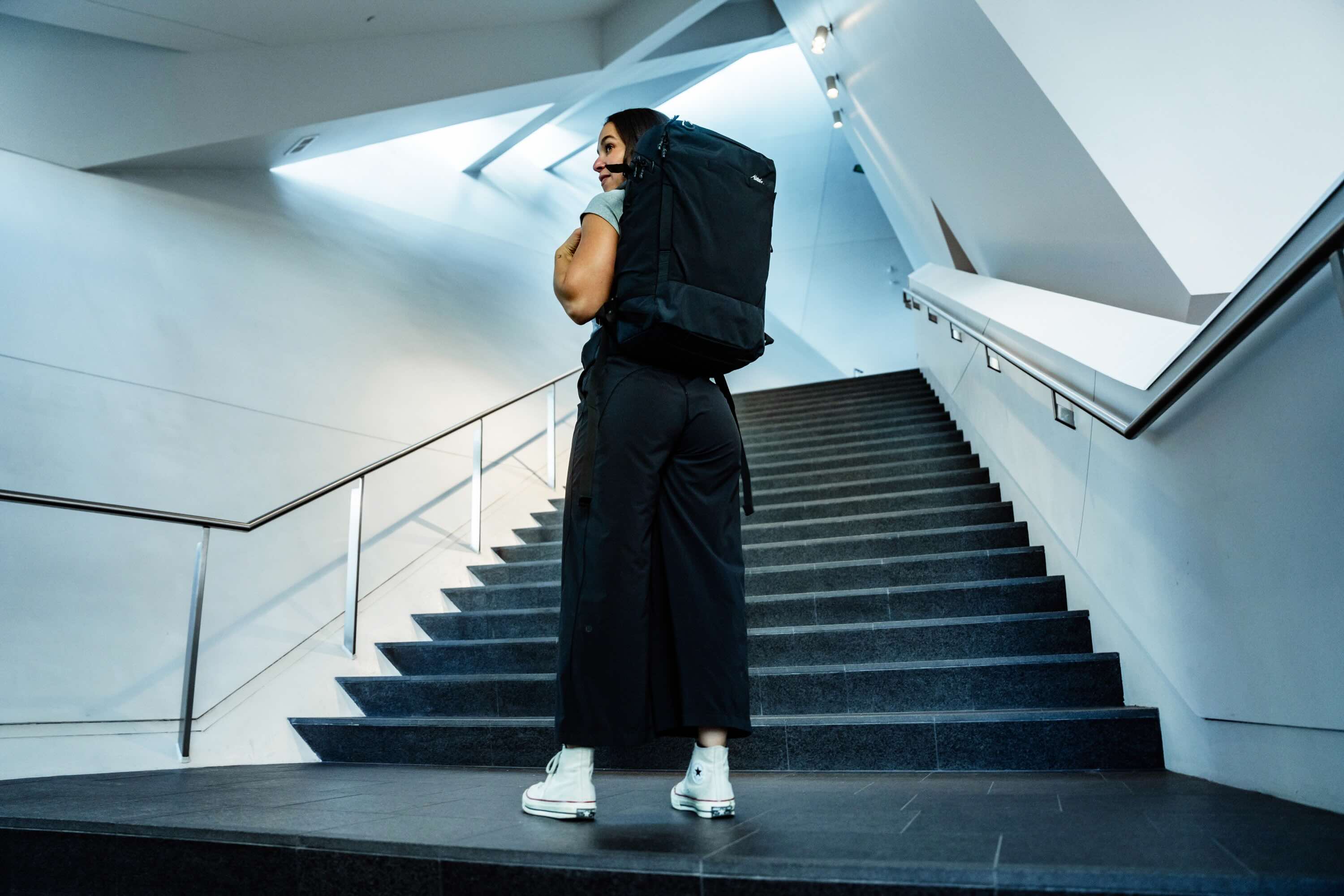 Person, Tasche, Wohnen, Treppe, Stehend