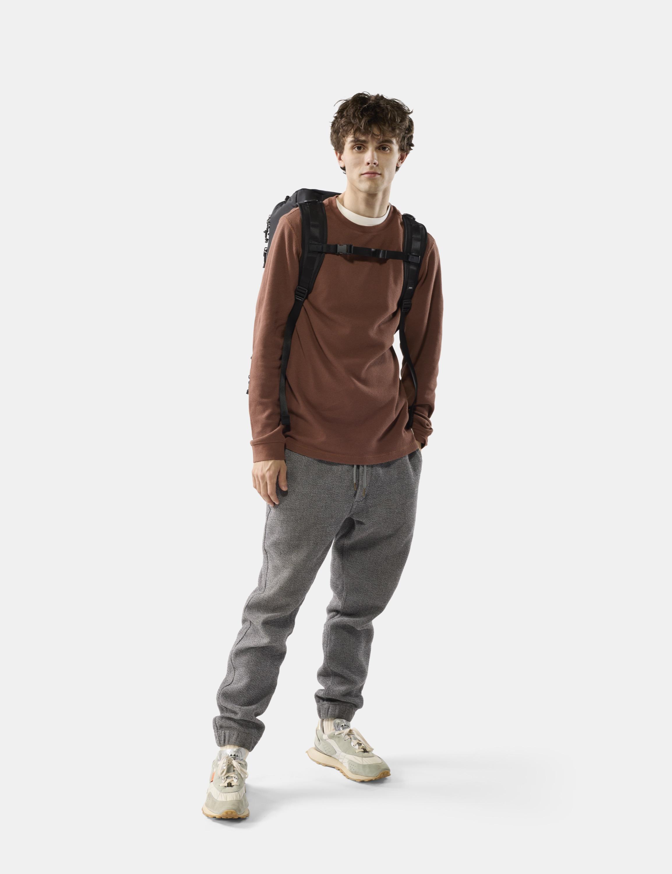 Rucksack, Rucksack?, Hiking, Schulterriemen, Roter Pullover, Jogginghose, Sneaker, Casual, Outdoor