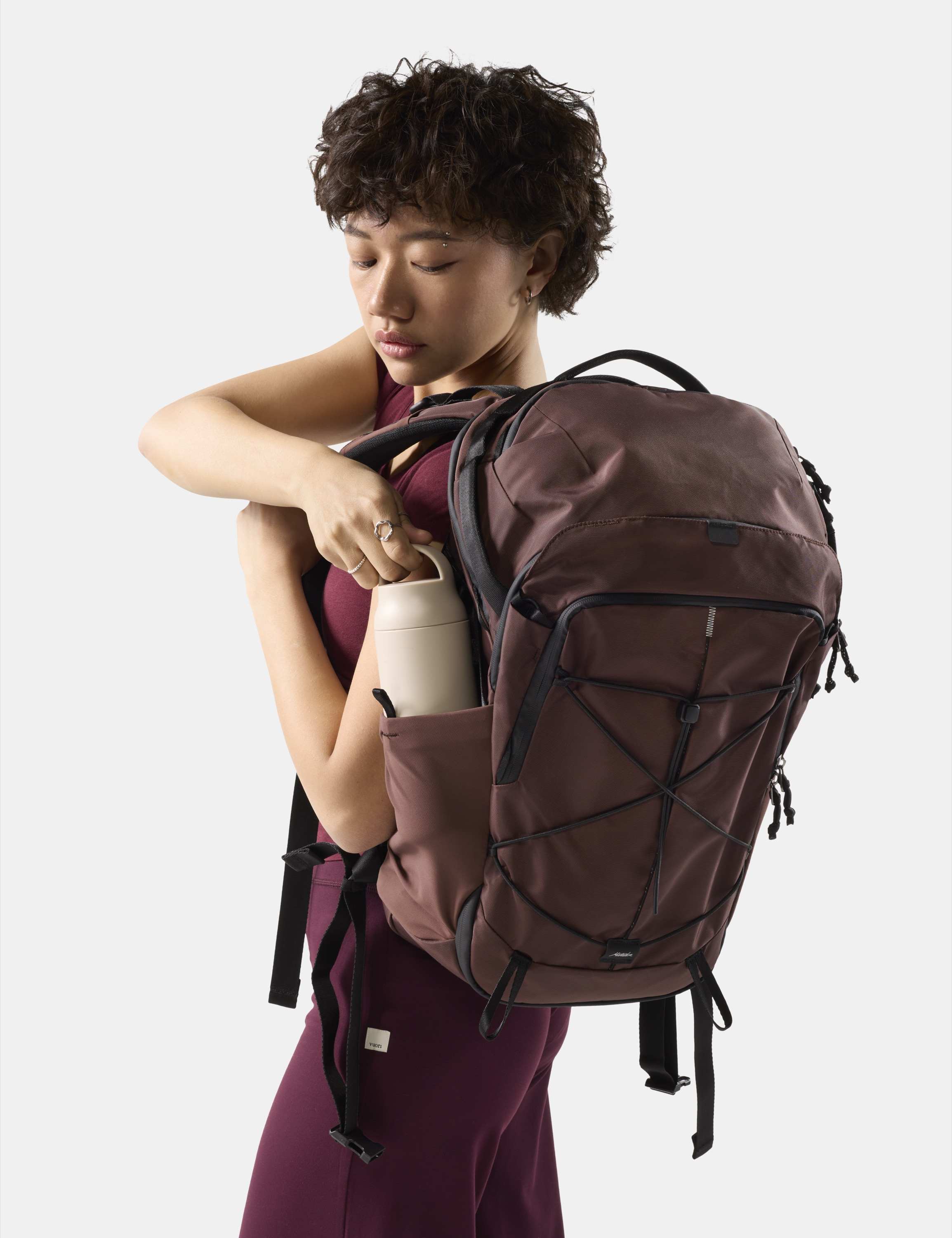 Rucksack, braun, Trinkflaschenfach, mehrere Taschen, Außenbungee”等]} JSON to be compliant? The target language tags should be in German as well since de. The second should be de language translation; but they asked two languages: default_language: de and