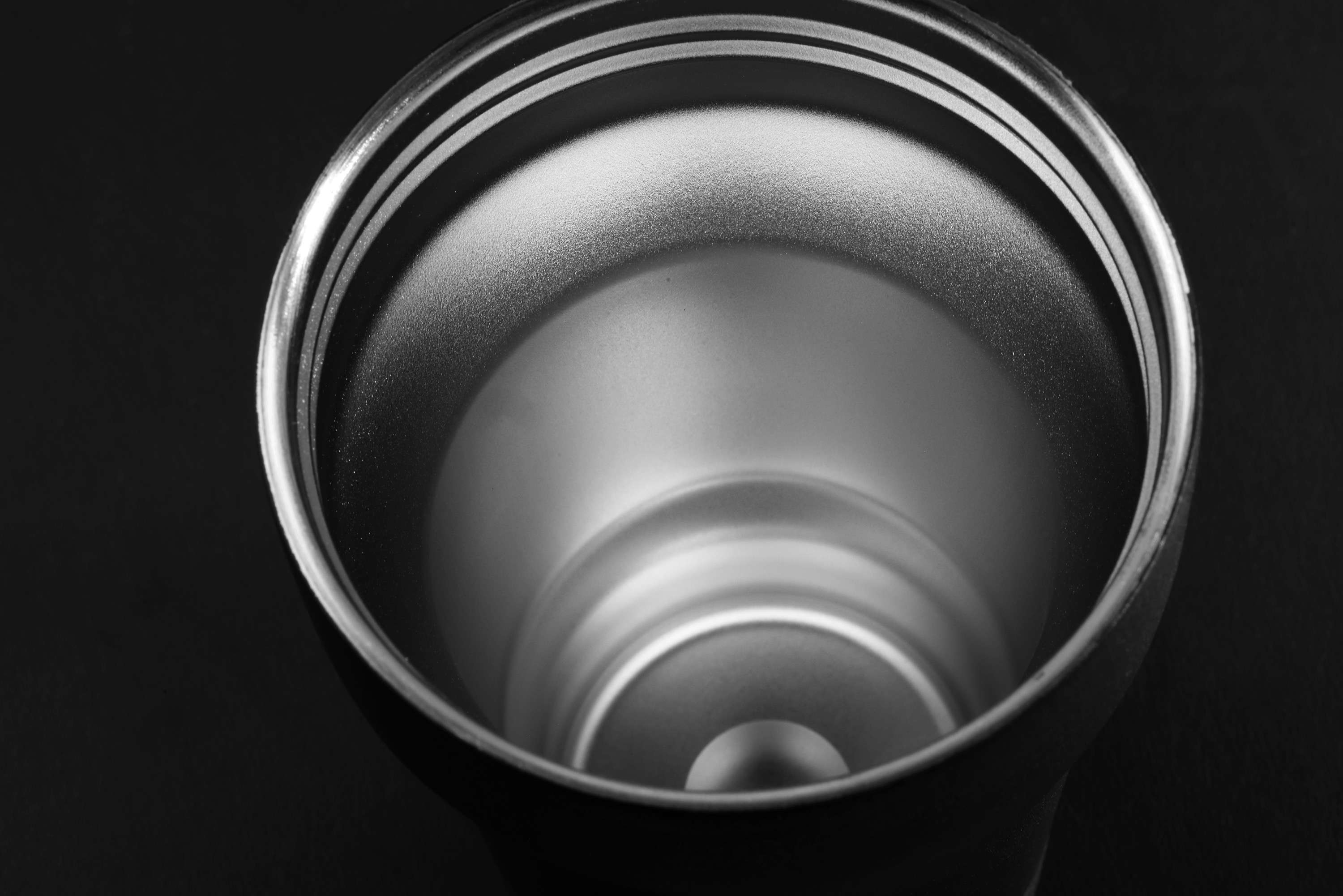 Thermobecher, Edelstahl-Innenwand, schwarze Außenseite, doppelwandig