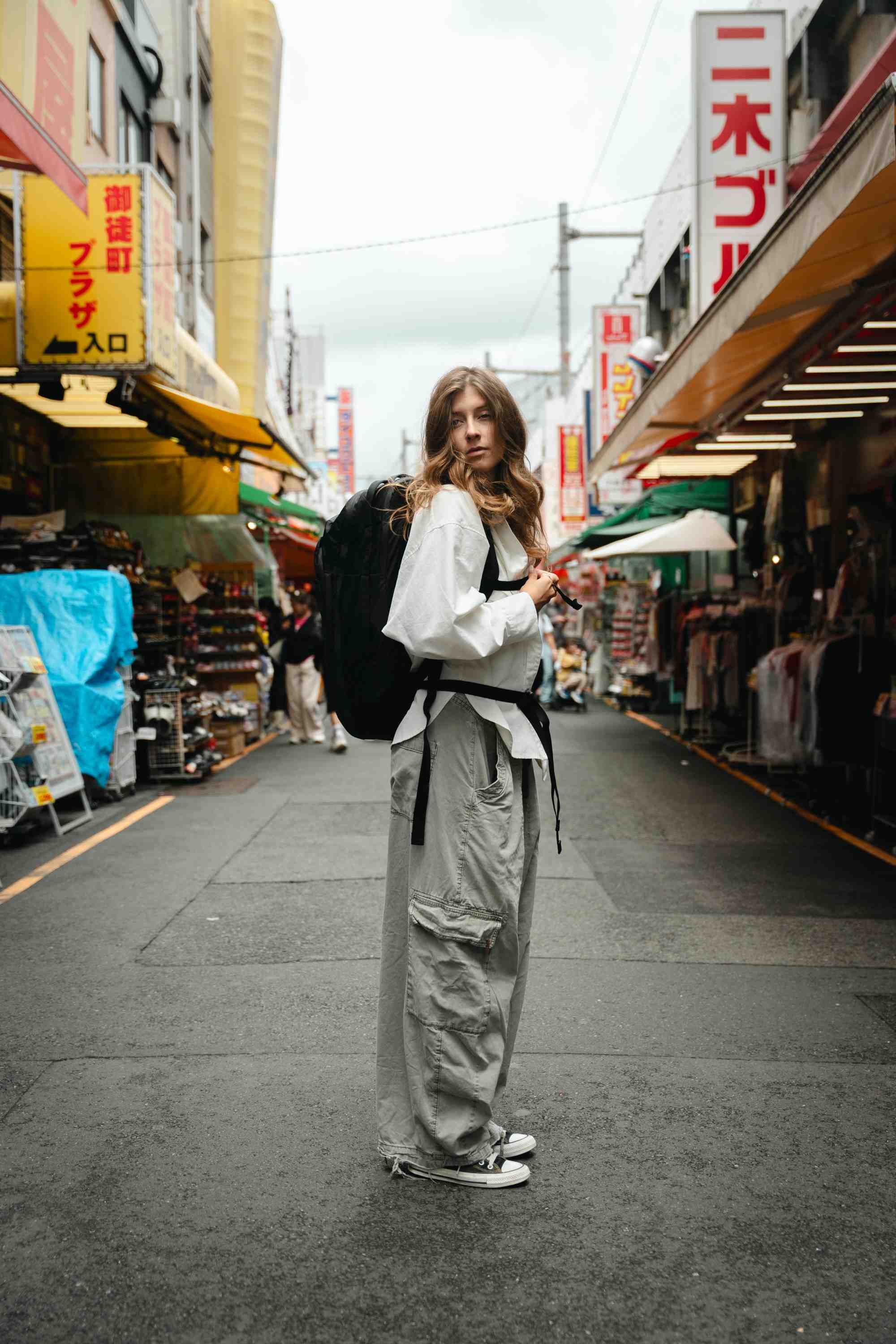 backpack, streetwear, weiß, cargo pants, bluse