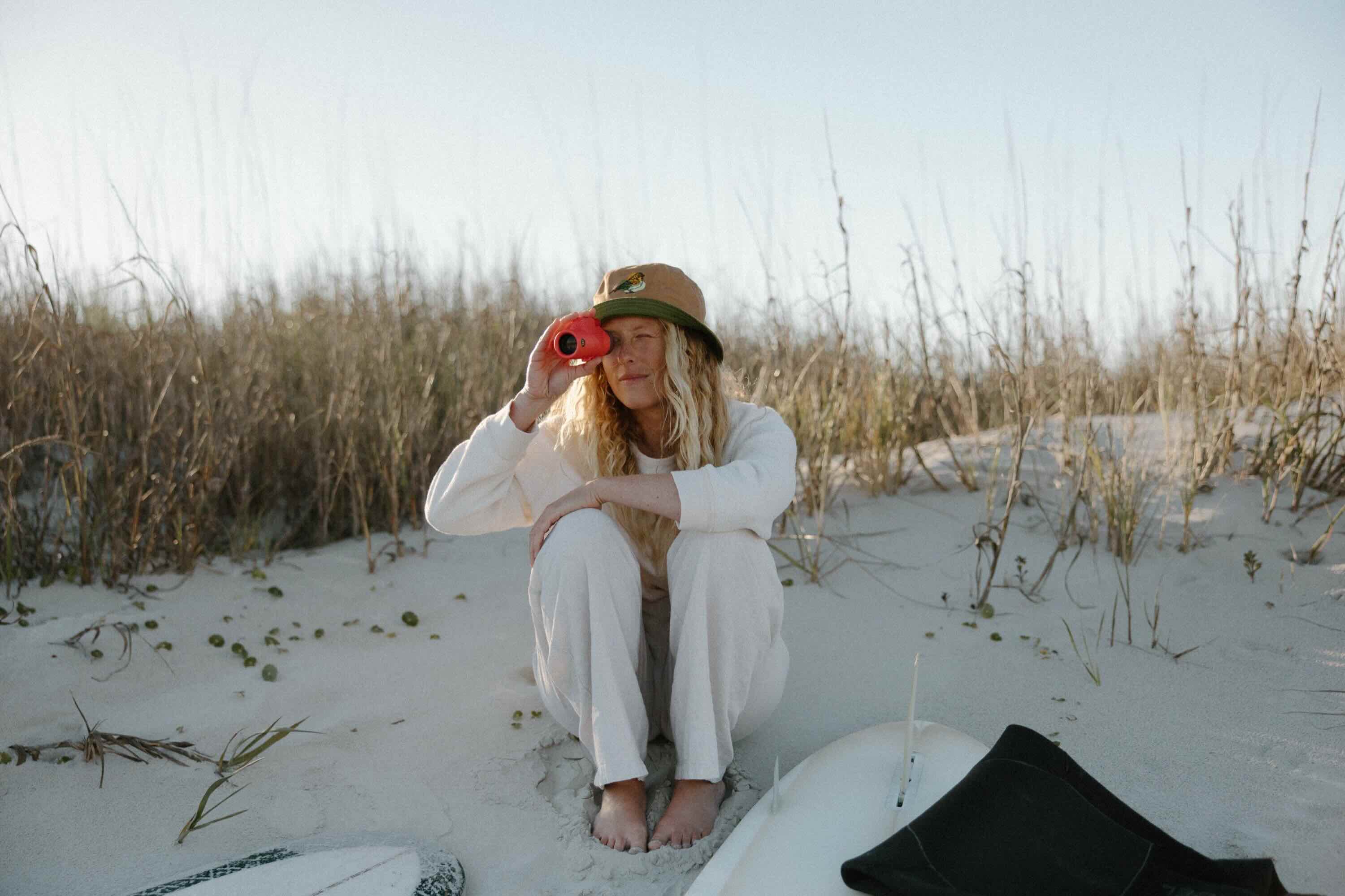 Strandoutfit, Weißer Overall, Hut, Surfbretter, Sandlandschaft