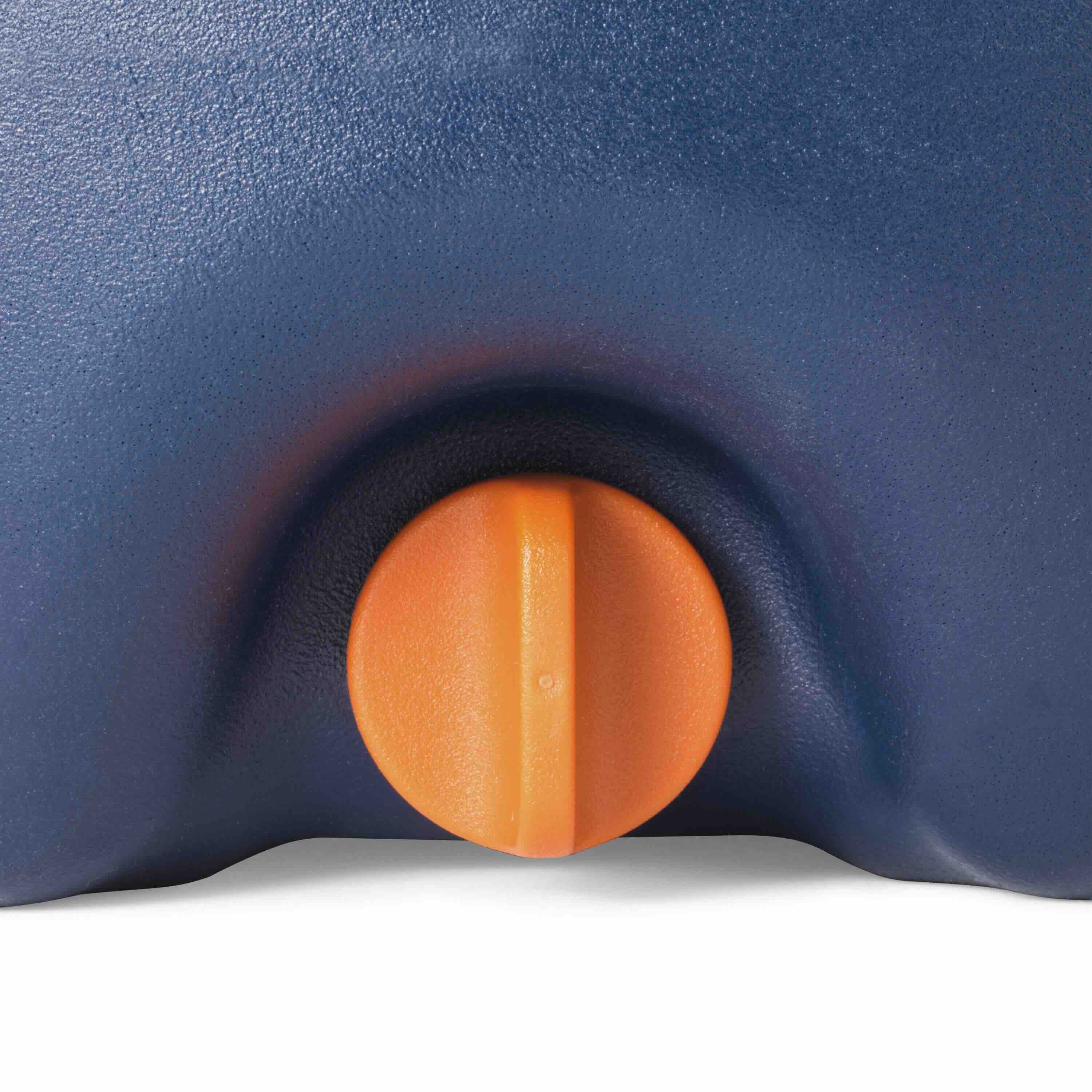 orange Knopf, Plastikknopf, Verstellknopf, blaue Oberfläche, runder Knopf