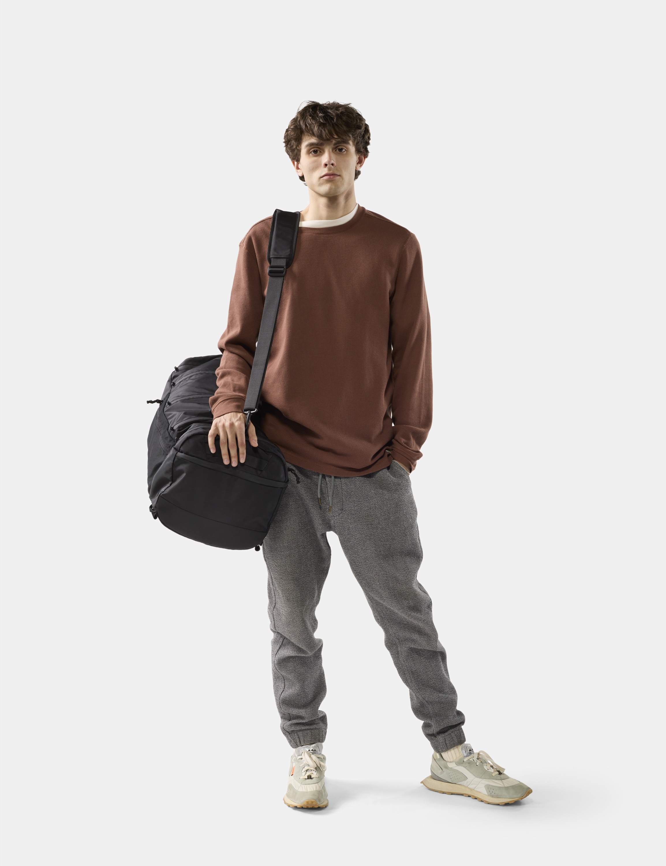 sweatshirt, braun, hose, rucksack, sneaker