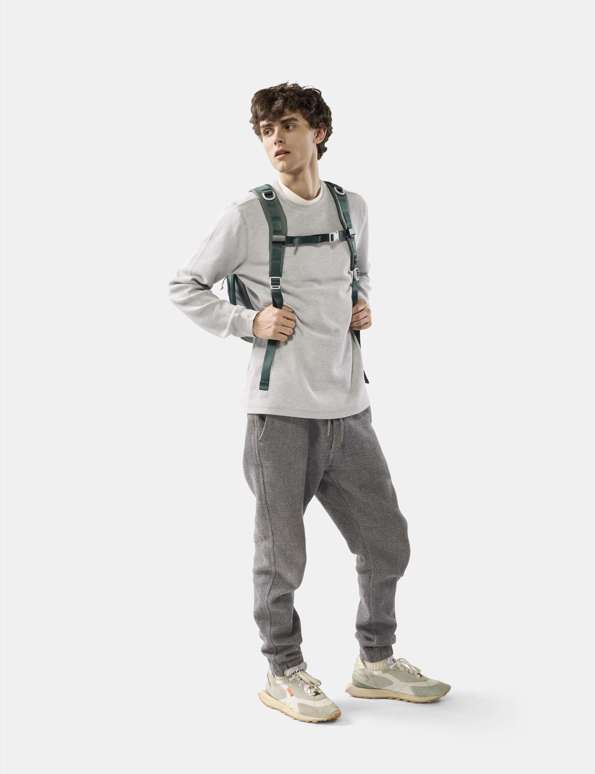 Halsband/Backpack?, Halterriemen?, Outdoor-Rucksack?, Sweatshirt, Jogginghose, Sneaker