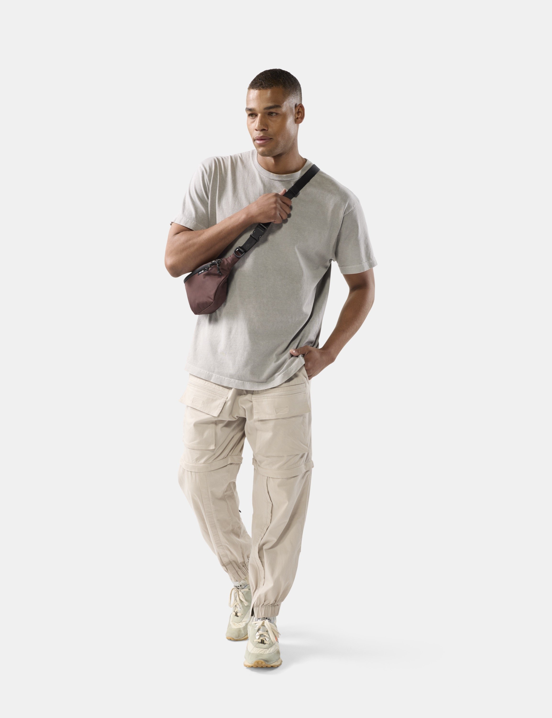 T‑shirt, Beige pants, Gürteltasche, Crossbody bag, Casual outfit