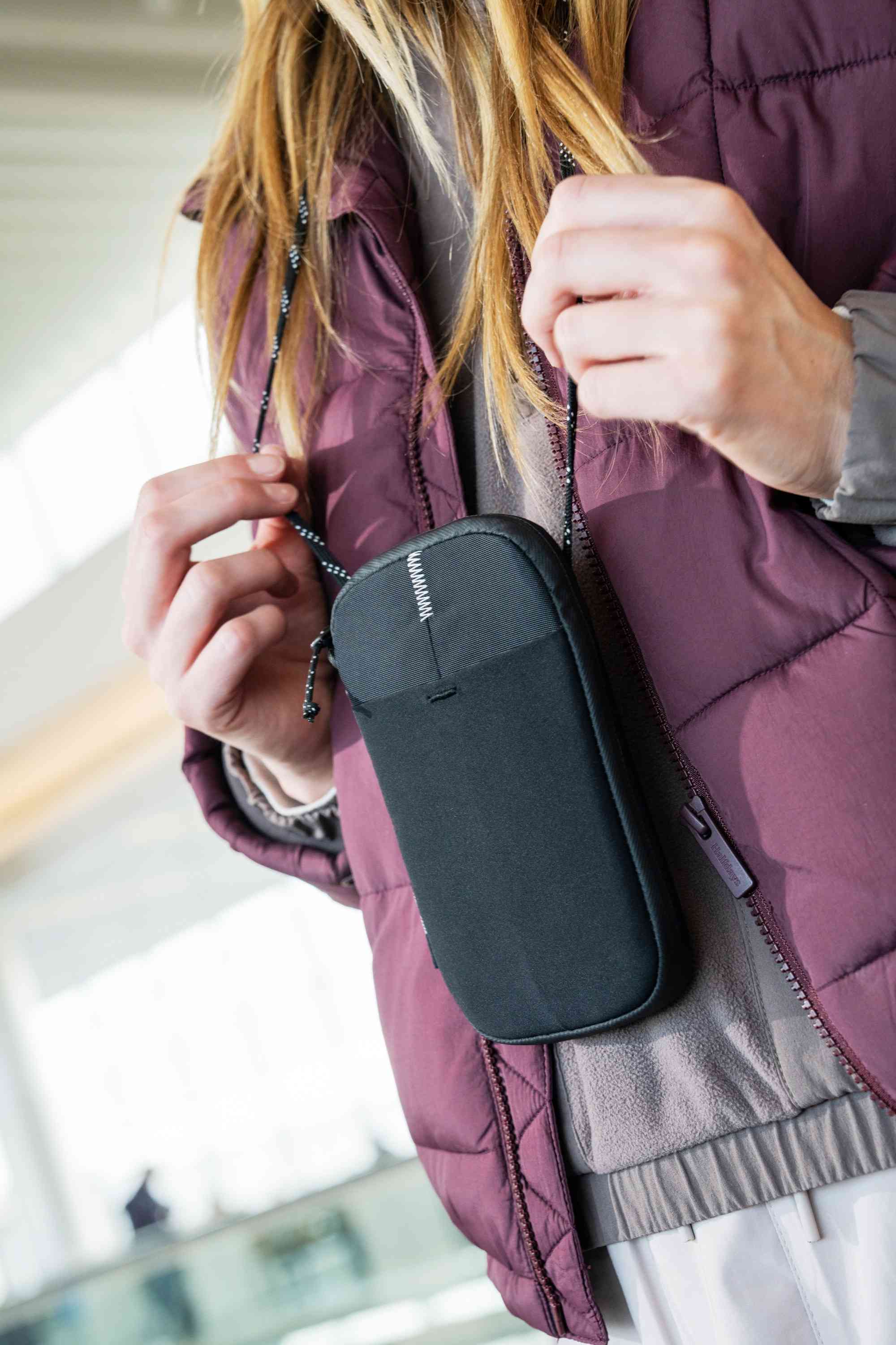 Pufferjacke, weinrot, Crossbody-Tasche, Handyhülle, Reißverschluss