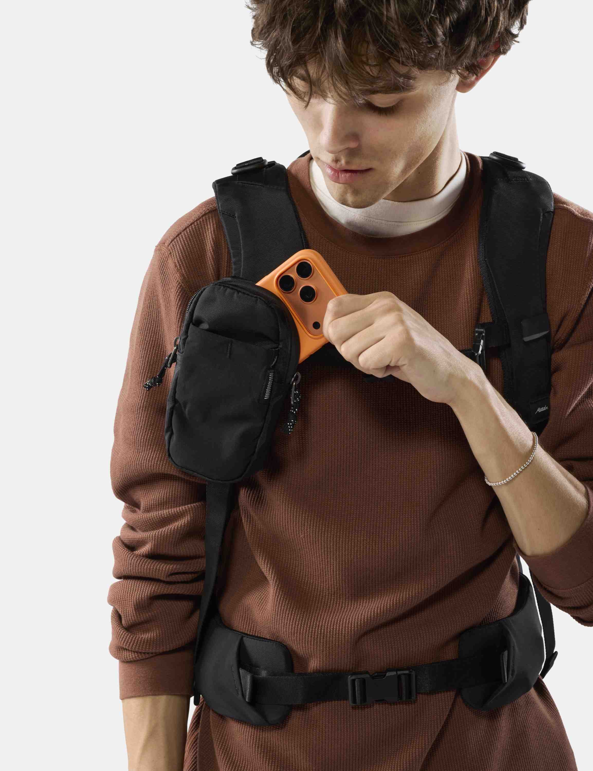 hip pack, Gürteltasche, Handy-Halter, orangefarbenes Telefoncase, schwarzer Rucksack-Anhänger