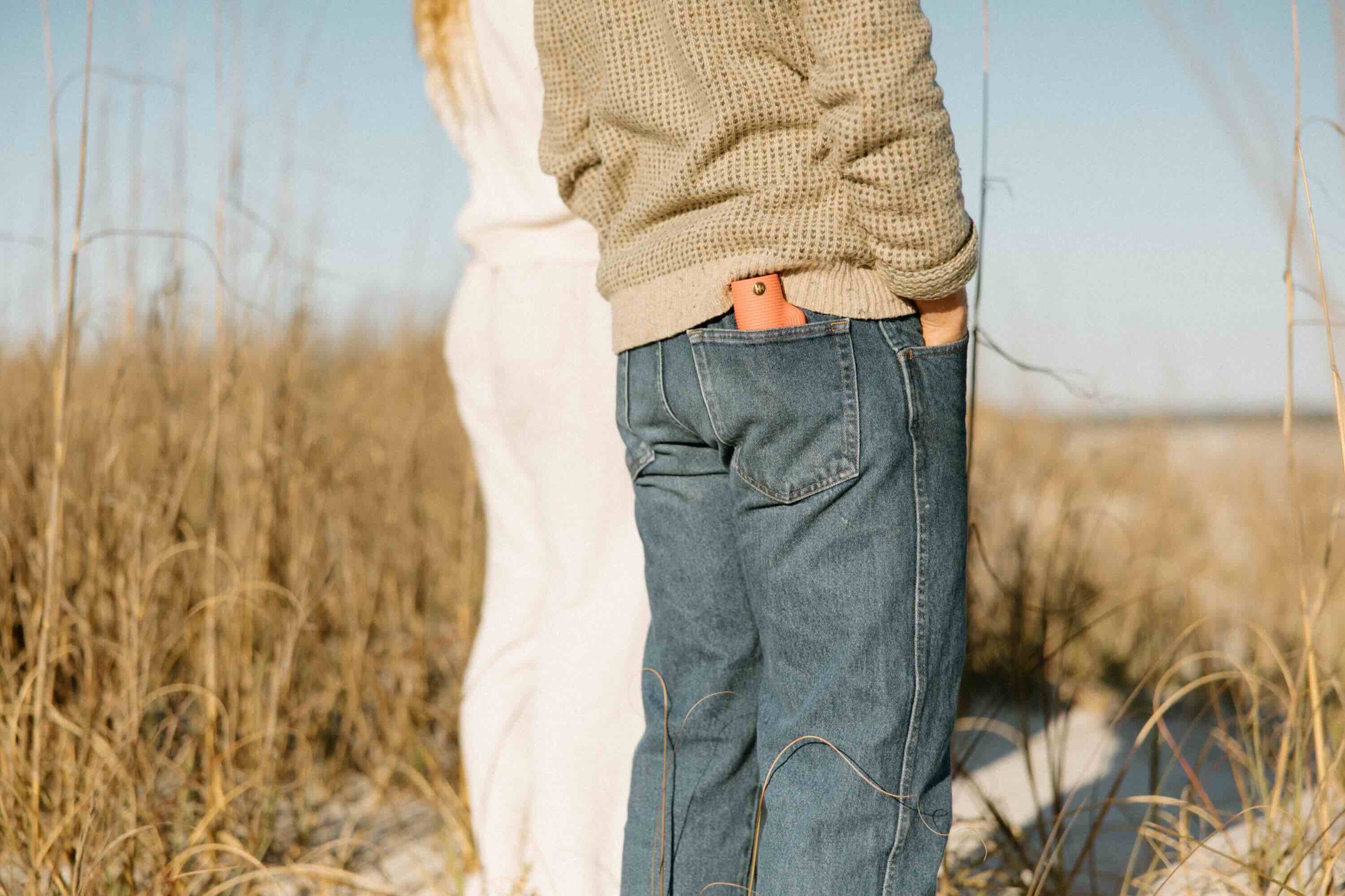 Jeans, Denim, Hintertasche, brauner Pullover, Draußen