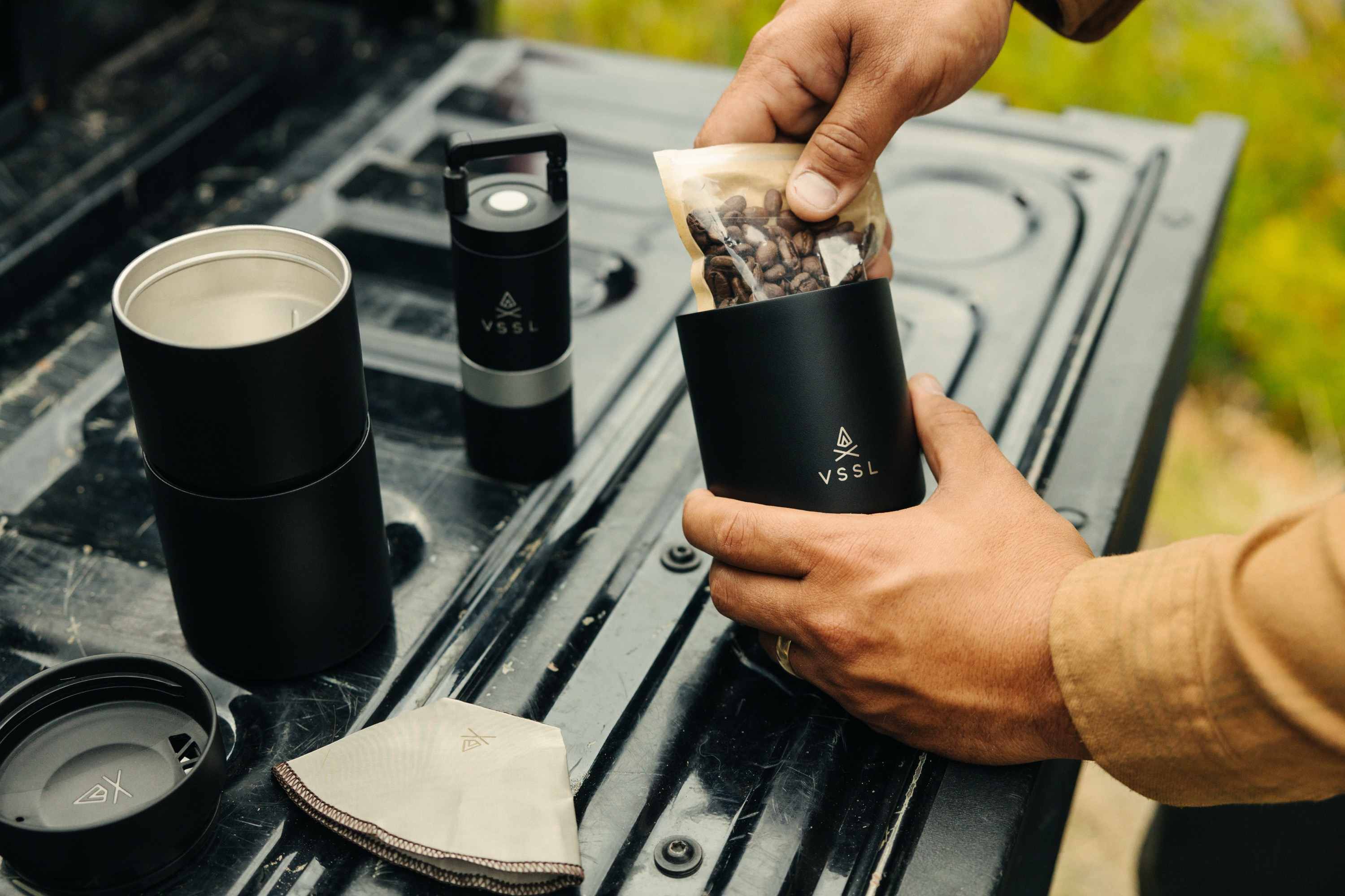 Kaffeemühle, Handkaffeemühle, schwarzes Metall, tragbar, Kaffeebohnen