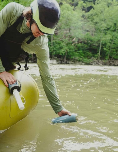 Recreational gear, Wasserdichte Ausrüstung, Gummiboot, Gummi-Paddel, Person im Fluss