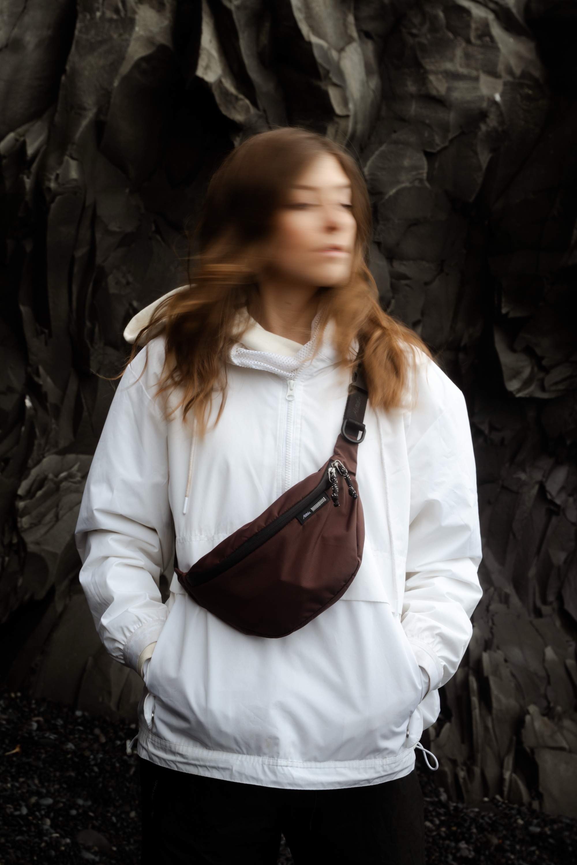 weiße Kapuze, braune Umhängetasche, Slingbag, schmaler Riemen, freizeitoutfit