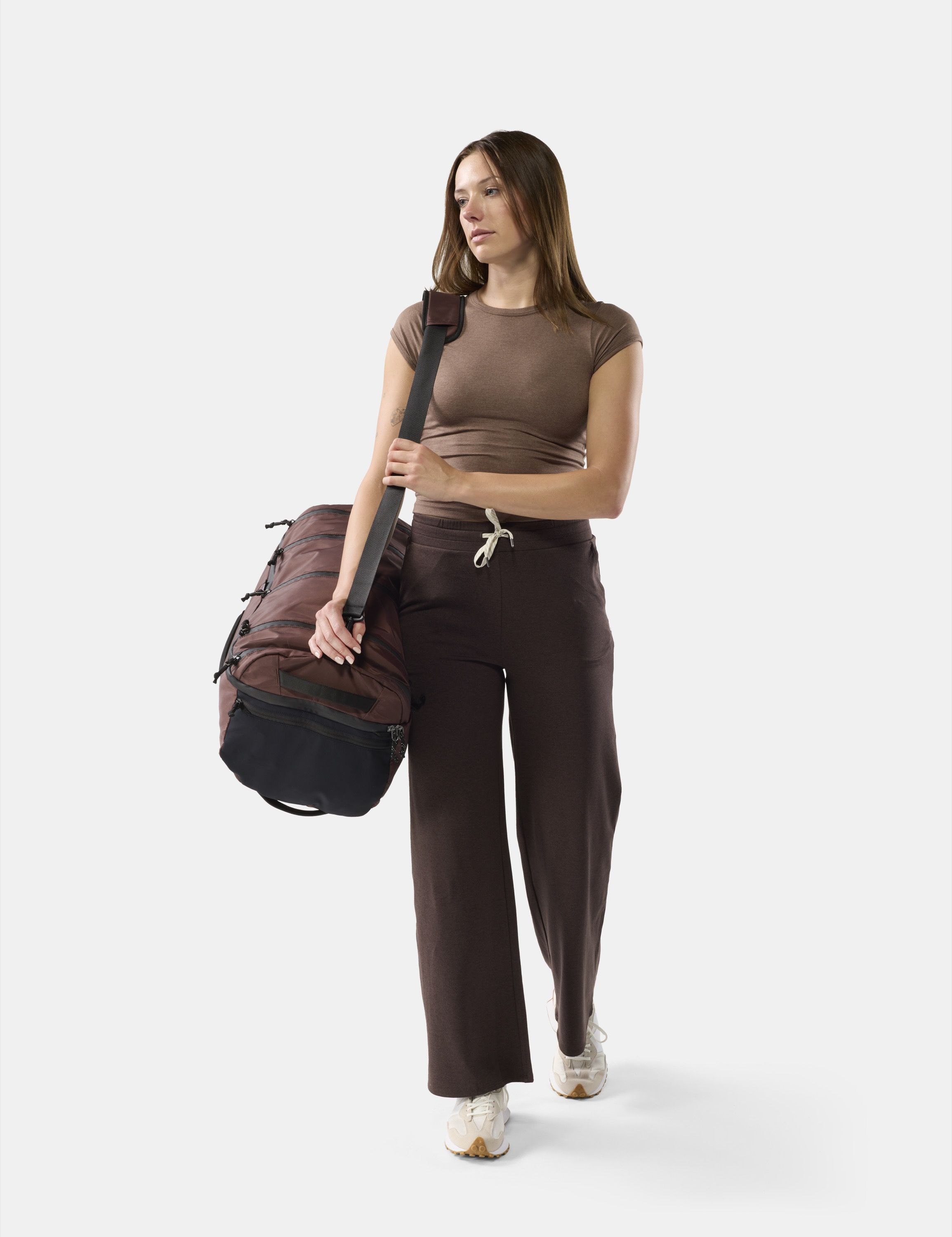 Damenanzug, Tasche, Sporttasche, braune Hose, T-Shirt