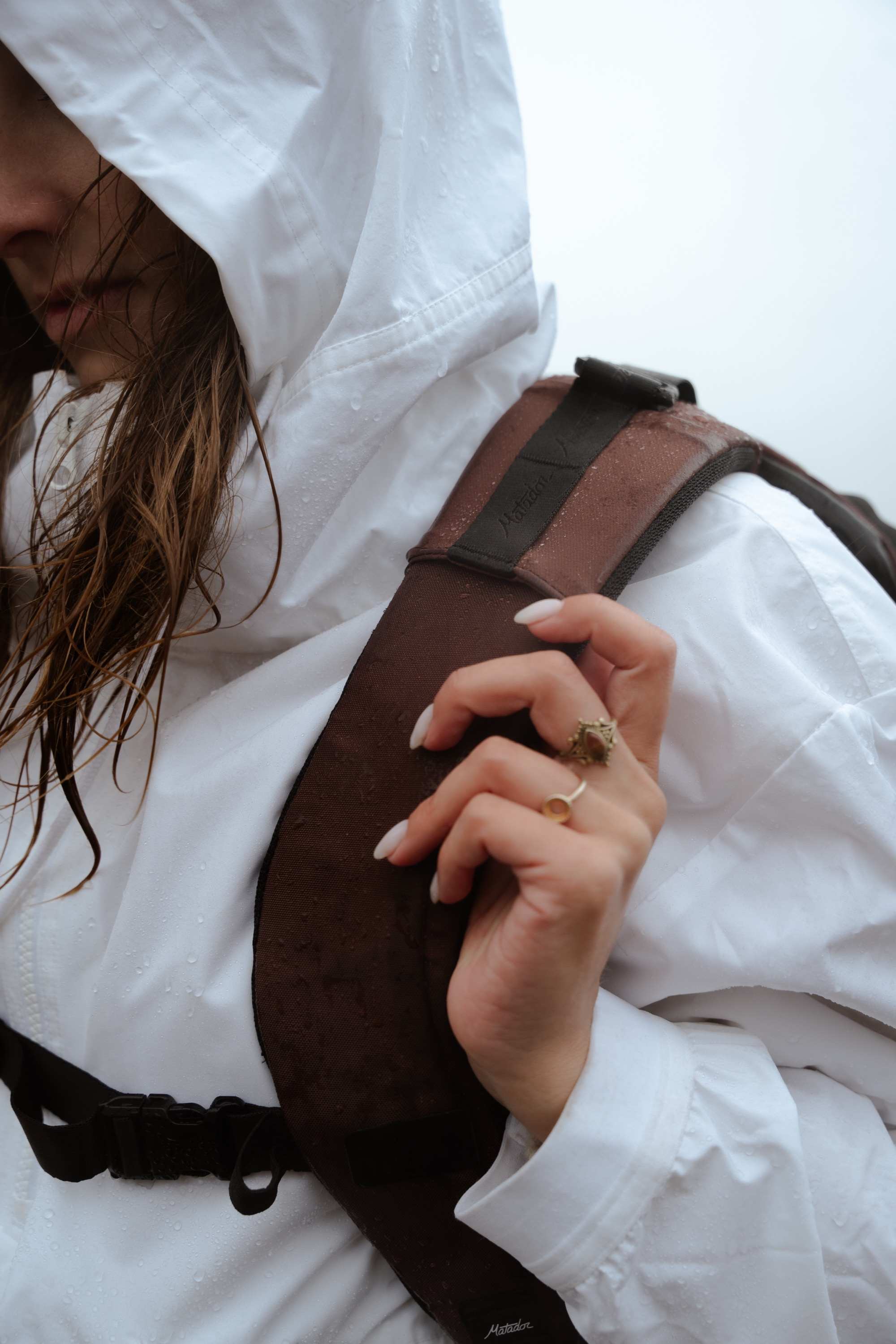 Rucksack für Hiking, Schultergurt, Brauner Gürtel?, Weiße Wetterjacke, Ringe