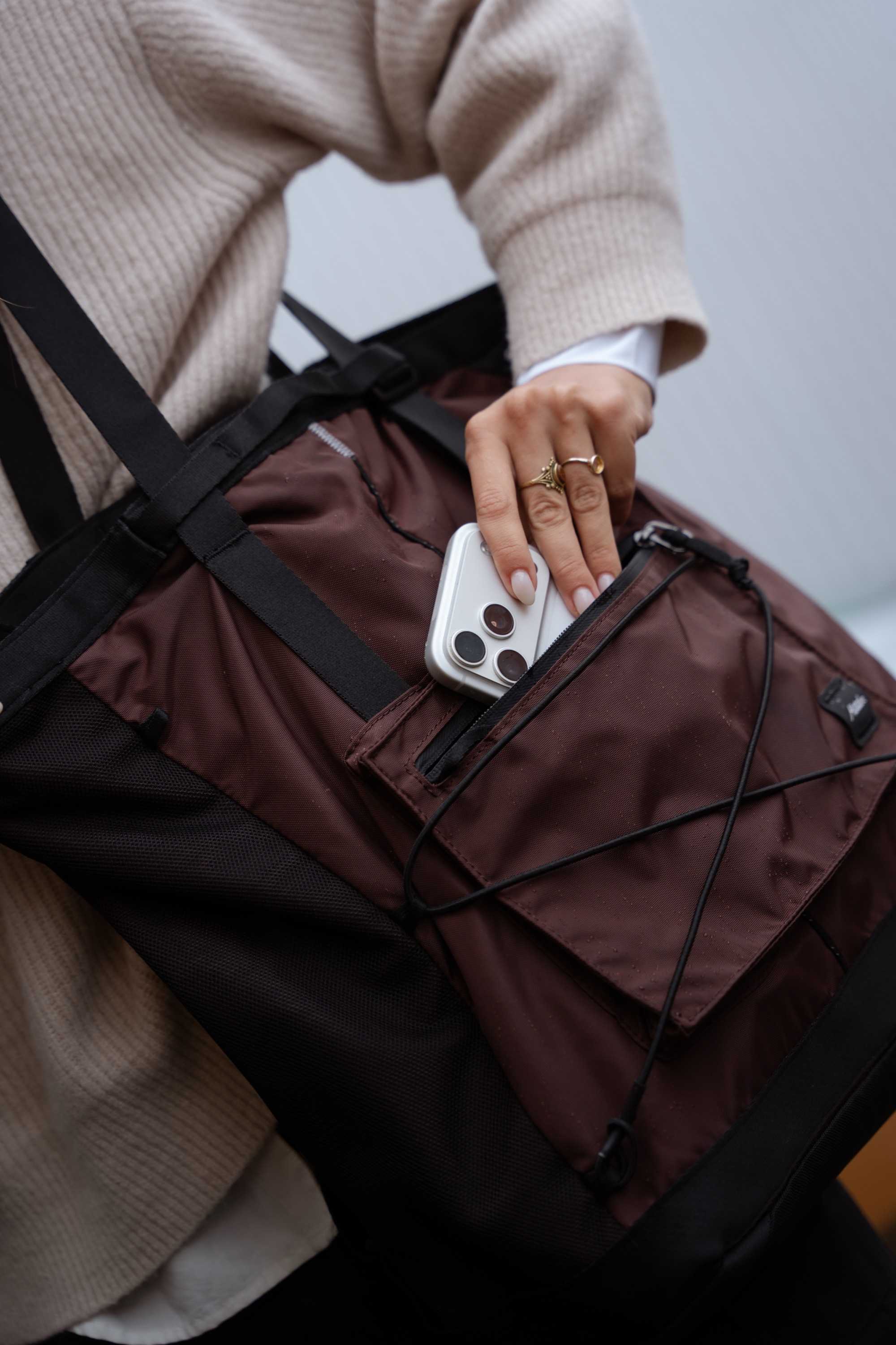 Handtasche, braune Tasche, Handyfach, Smartphone, Tragegurt