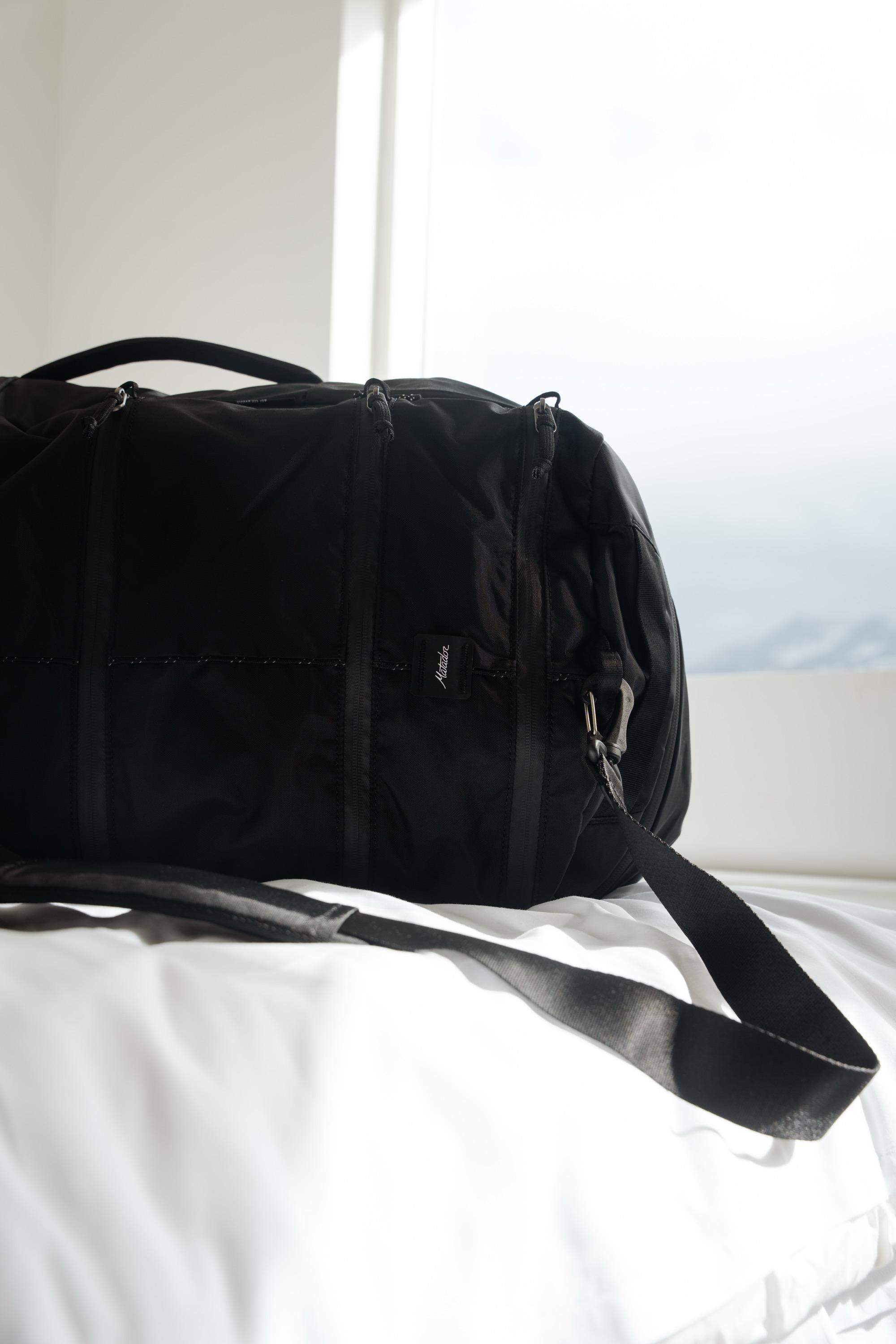 schwarze Tasche, Reisegepäck, Duﬀelbag, Schultergurt, Reißverschlusstaschen