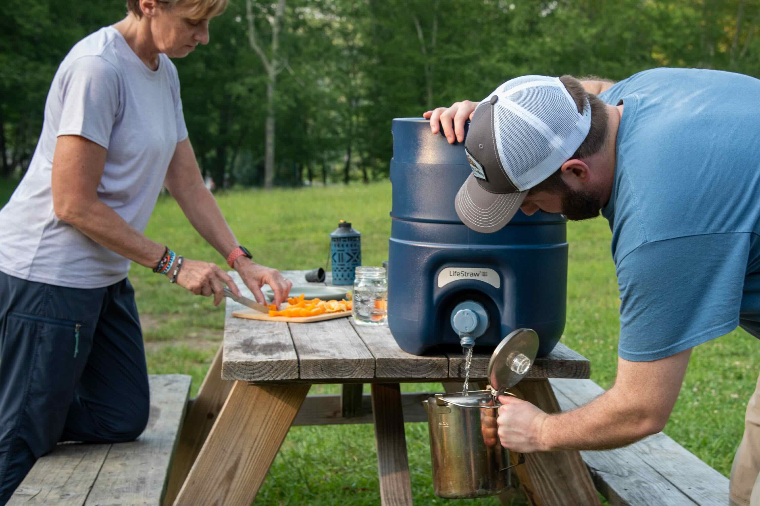 camping, Wasserbehälter, Campingausrüstung, Kochplatte, Holzbank, Grillzubehör