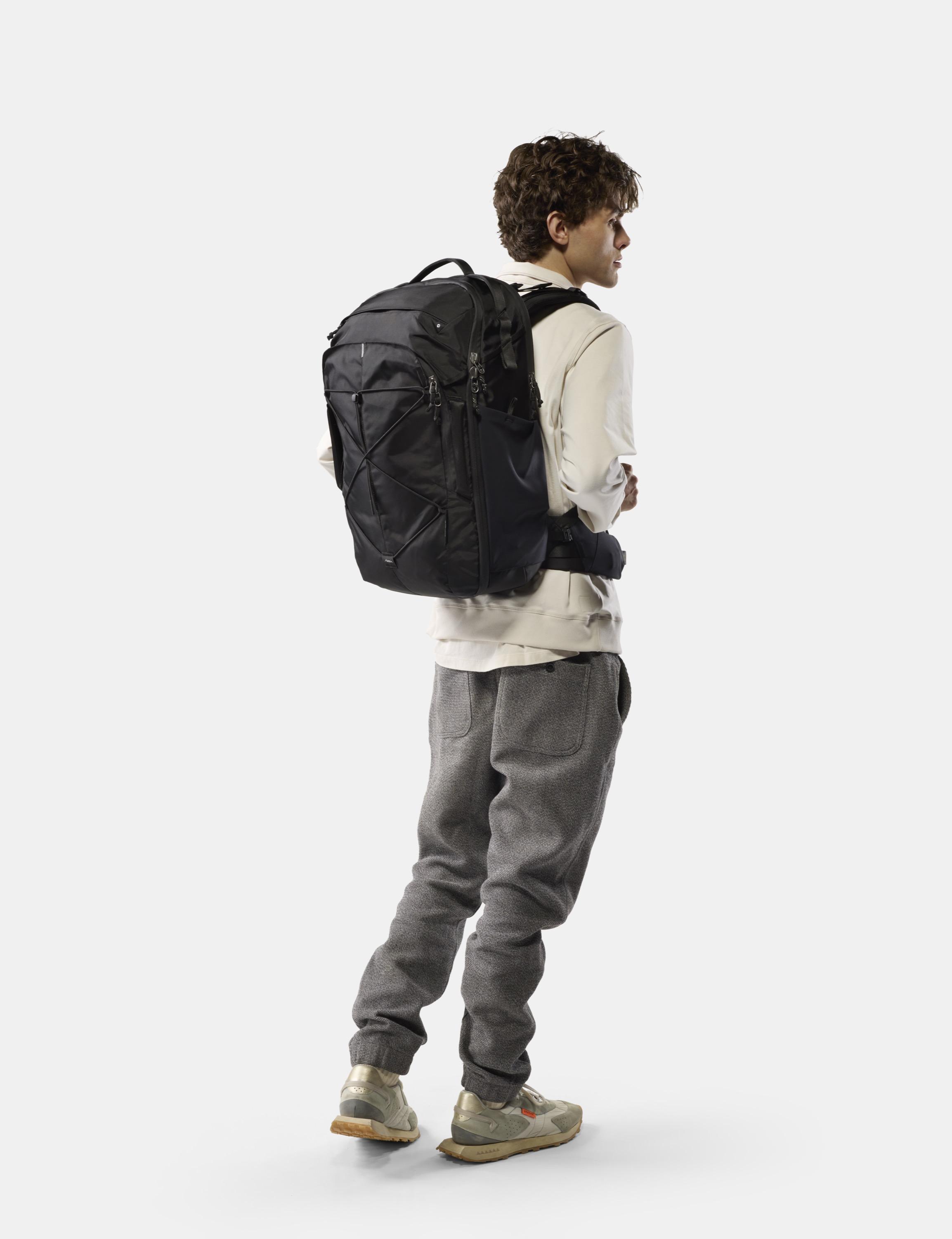 Rucksack, schwarzer Rucksack, Reisetasche, Hüftgurt, graue Jogginghose