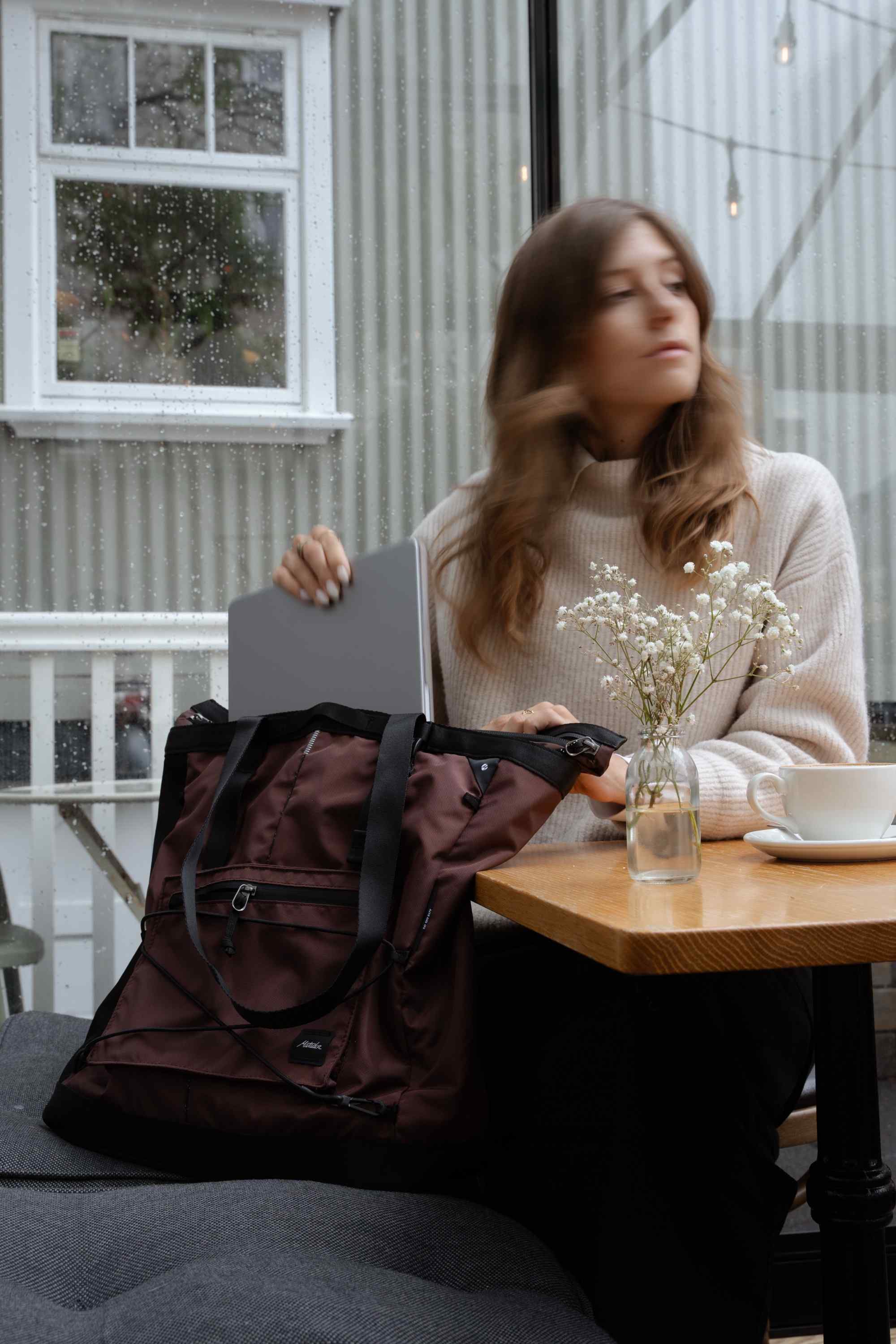 Tasche, Rucksack, Laptop, Blumen, Kaffeetisch