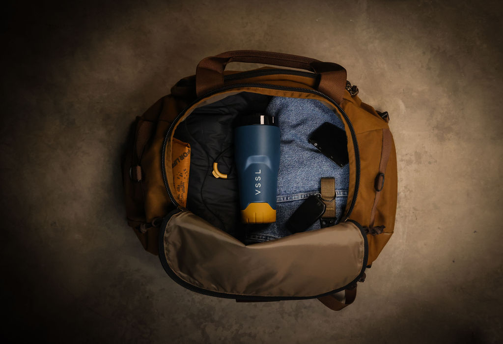 Reisetasche, braunes Nylon, Tragegriffe, Reißverschluss, geräumiges Hauptfach
