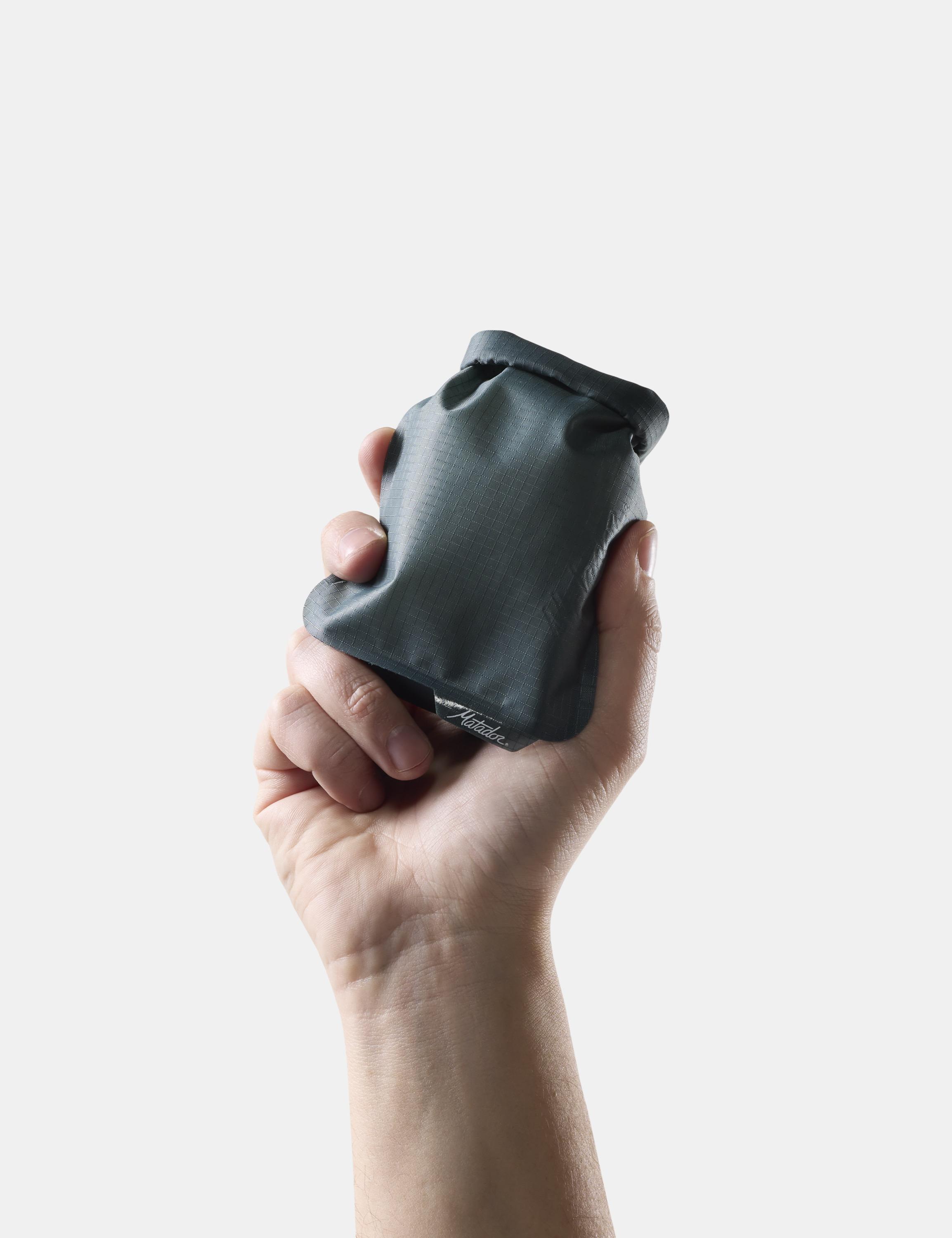 Hand, Handheld, graue Tasche, gefaltet, Stofftasche