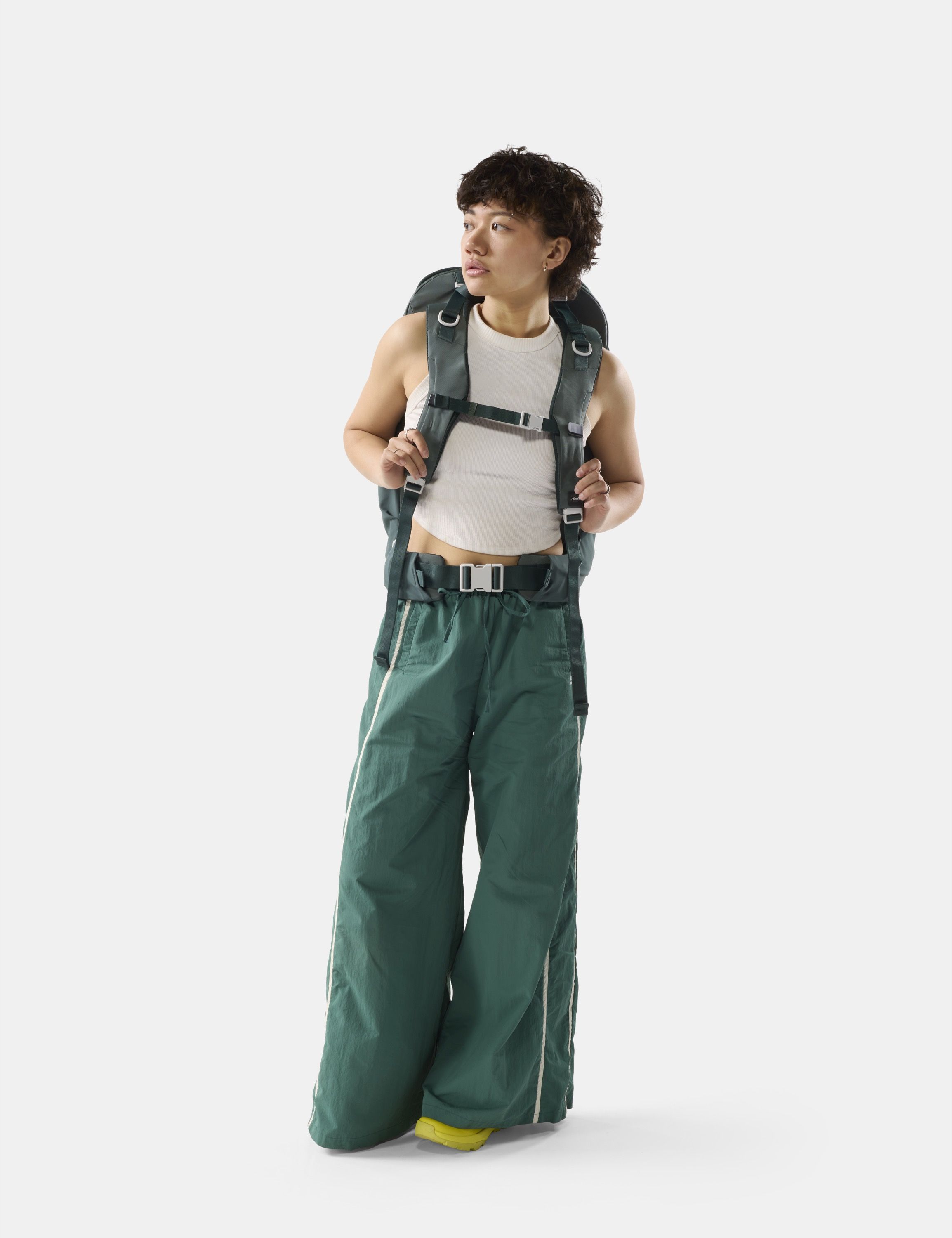 Hiking-Ausrüstung, Rucksack, Weite Hose, Weiße Tanktop, Gelbe Schuhe
